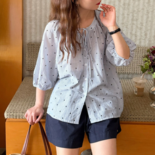 大吹女 舒适自然空气凉感蓝色条纹治愈系V领系带爱心波点上衣