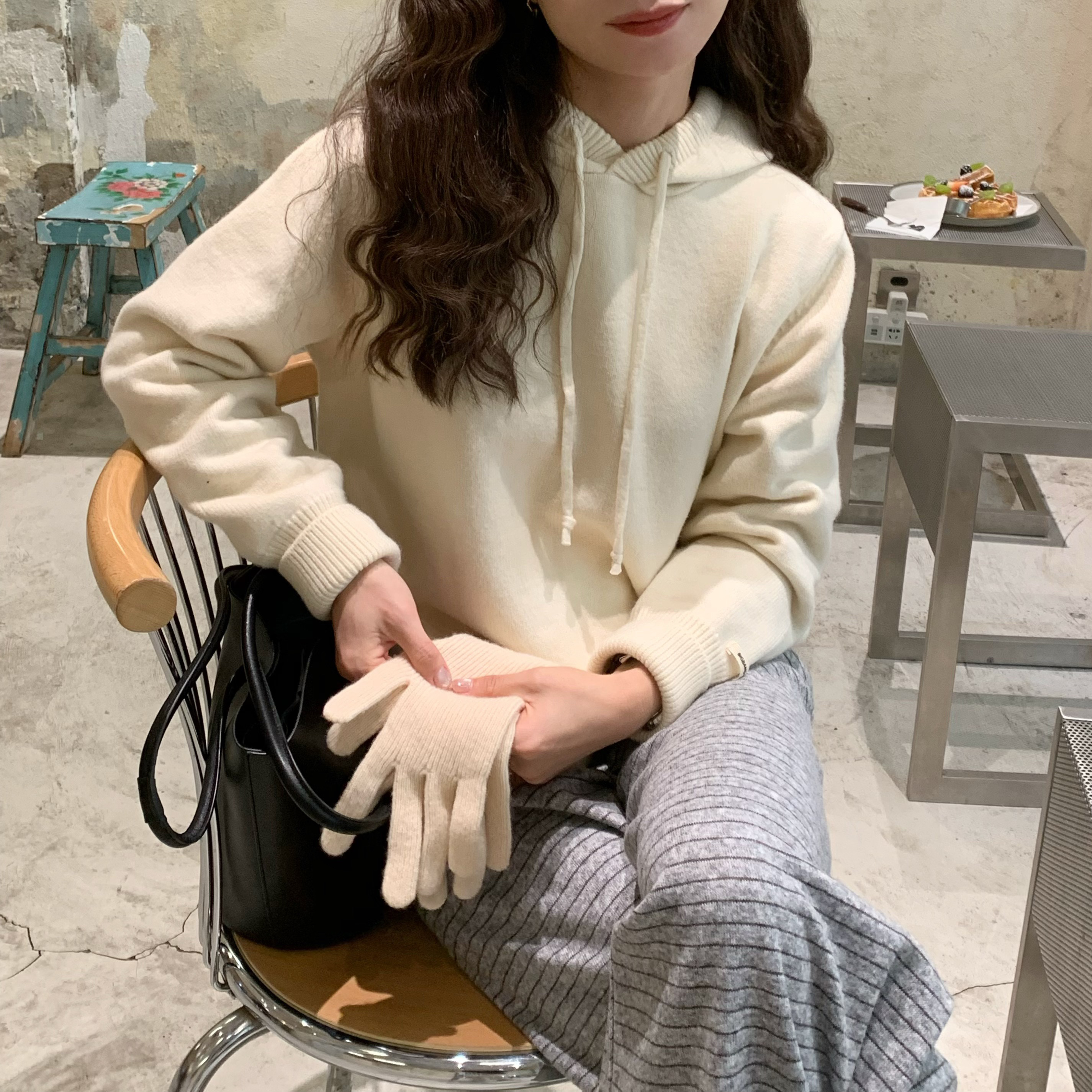 舒适减龄纯色连帽套头针织衫