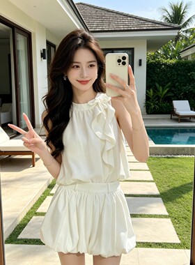 南油法式挂脖花朵套装2026夏露肩无袖上衣+花苞短裤两件套度假风