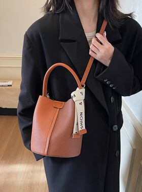 时尚小众品牌女2025高颜值网红高级复古新款百搭斜挎包手提水桶包