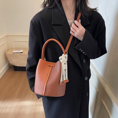 时尚小众品牌女2025高颜值网红高级复古新款百搭斜挎包手提水桶包
