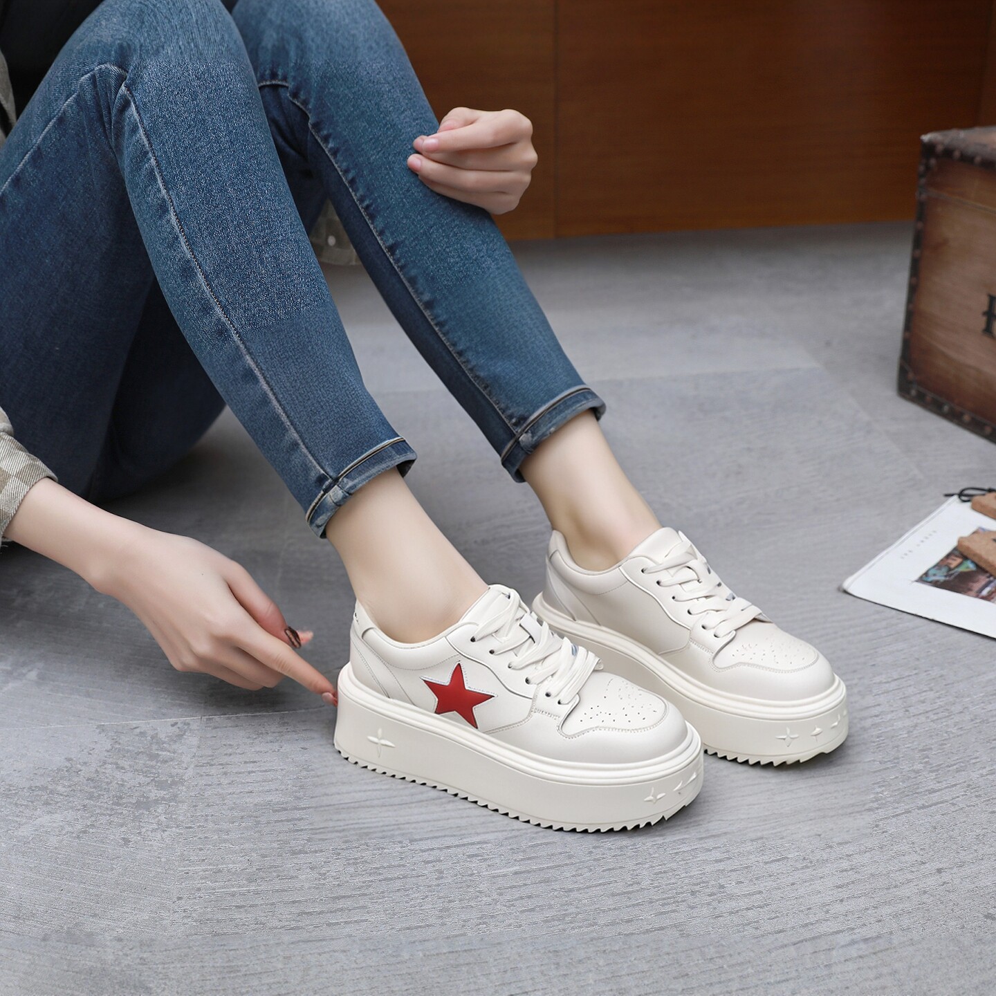 白色交叉绑带牛皮厚底松糕女鞋