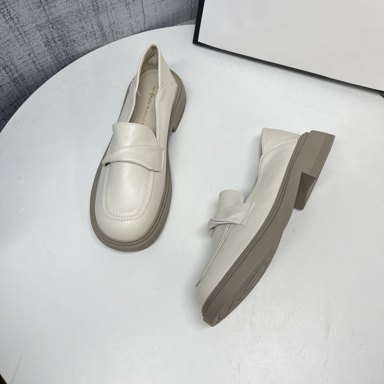 软底白色小皮鞋女士厚底乐福鞋