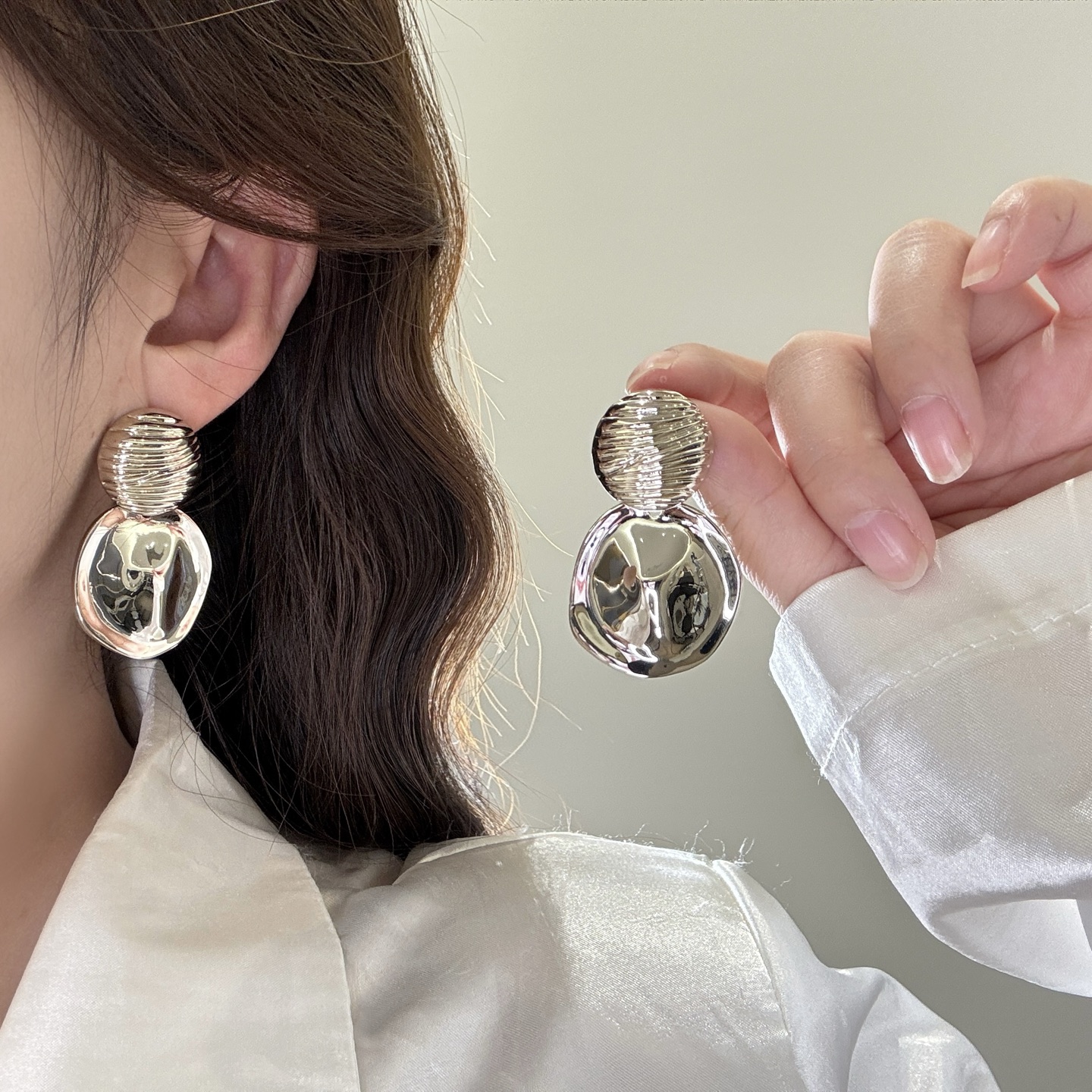 丽贝丽影s925银针气质夸张时尚金属风耳环女小众设计感耳饰