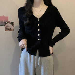 纯色显瘦上衣潮 胖妹妹大码 女装 秋装 软糯排扣设计感V领针织衫