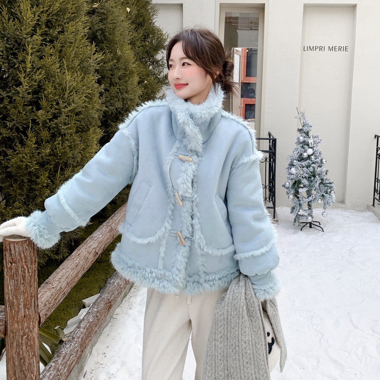 麂皮新款上市宽松型绒羊羔毛复合兔毛牛角扣皮毛一体外套女