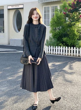 灰色温柔风女斜扣系带针织马甲打底衫高腰百褶中长连衣裙两件套装