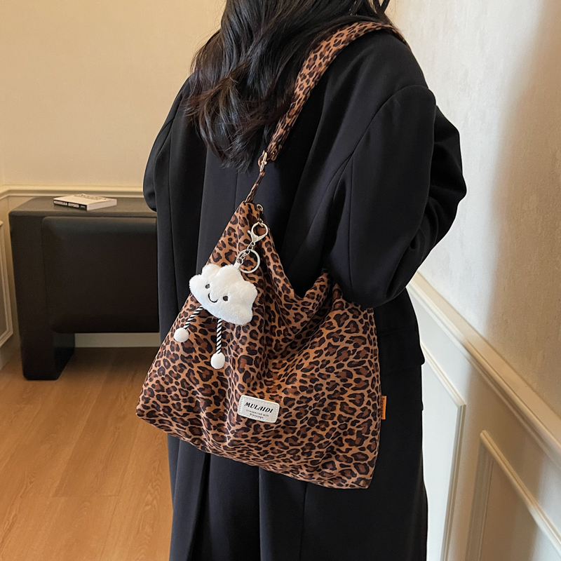 慵懒风豹纹斜挎软PU女ins小众大容量单肩包学生日常通勤包
