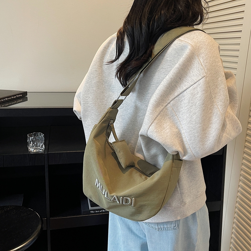 休闲包包女2025时尚爆款斜挎饺子包百搭小众单肩通勤包