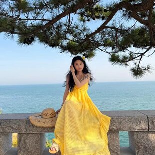 海边度假裙显白黄色连衣裙V领露背长裙北海道旅游穿搭