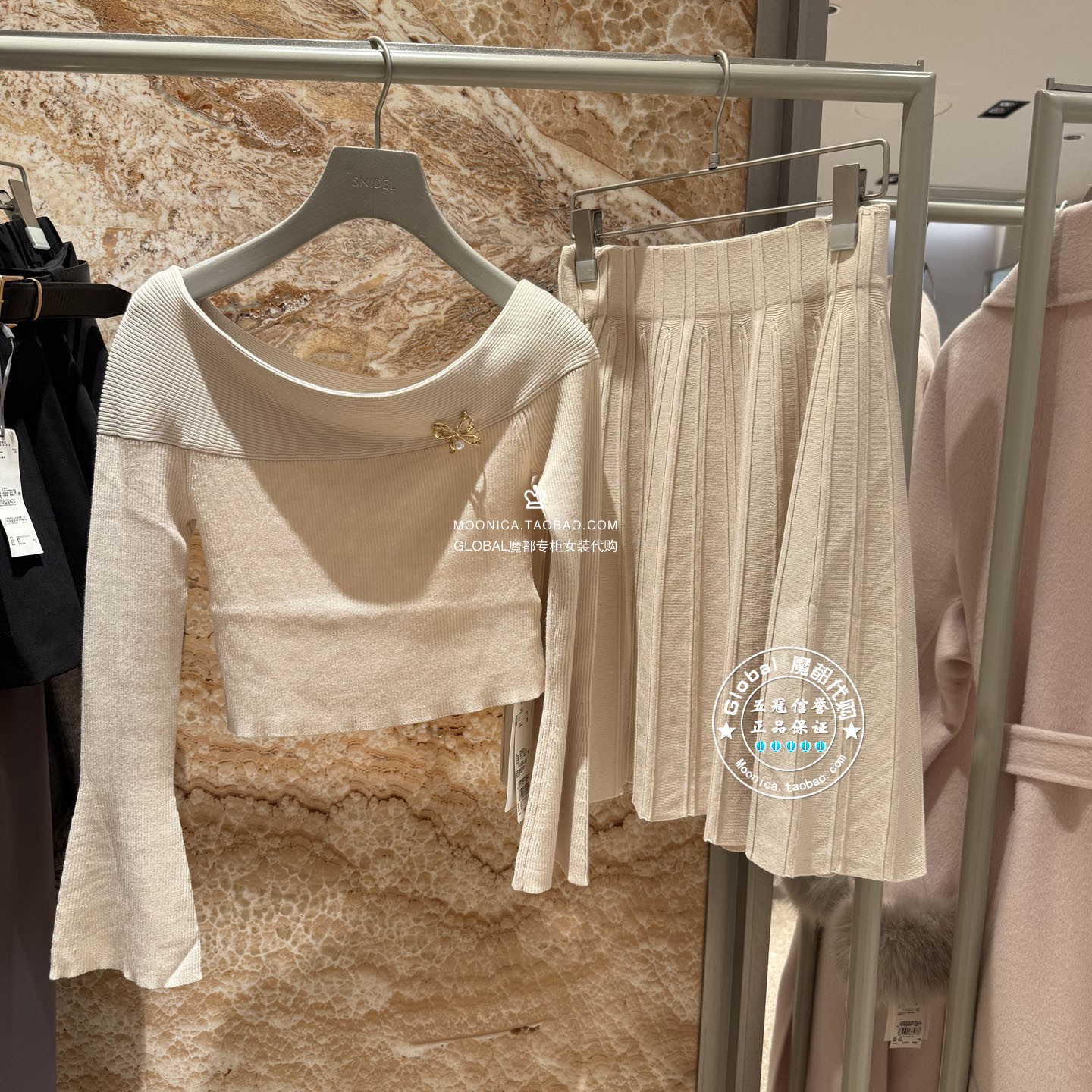 露肩喇叭袖针织衫半身短裙套装