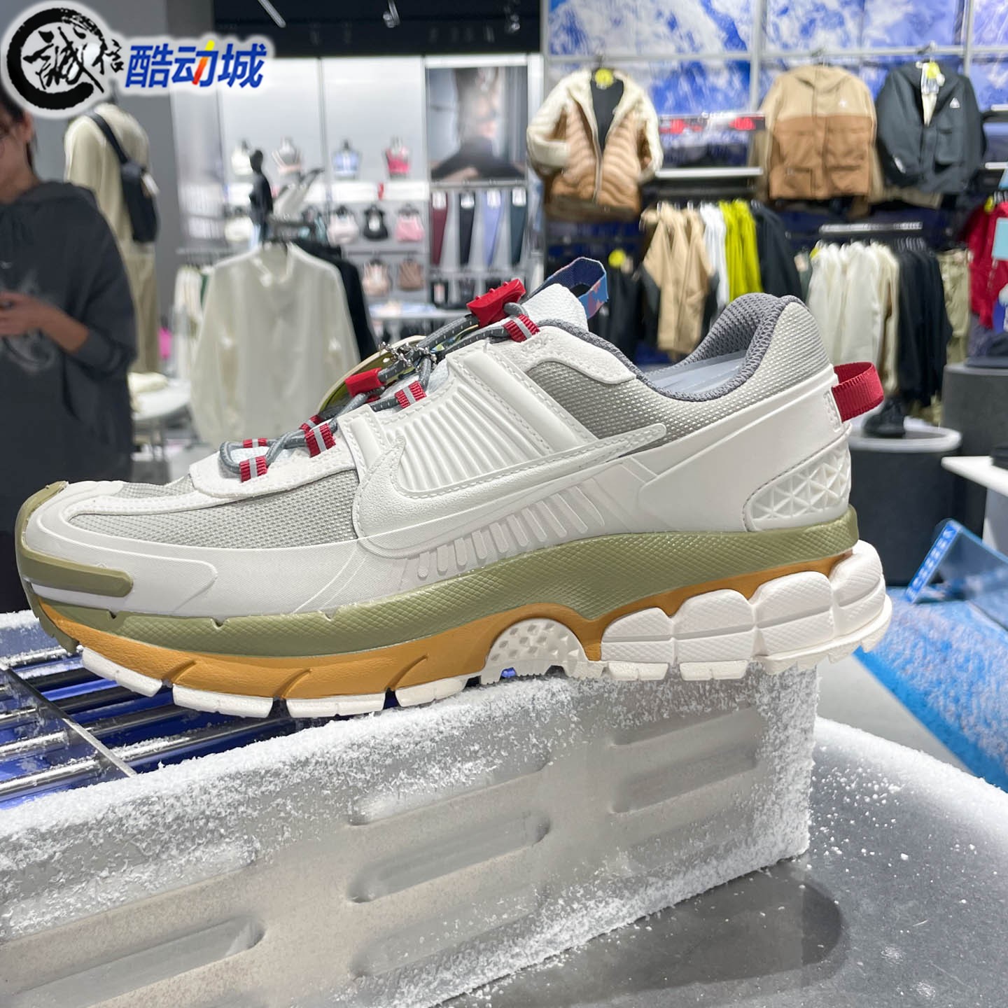 耐克男子2026春Zoom Vomero Roam拒水缓震运动鞋漫游鞋IQ1126-317