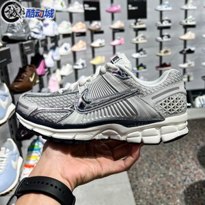 Nike耐克女鞋2026秋款Zoom Vomero5时尚轻盈跑步运动鞋FD0884-025