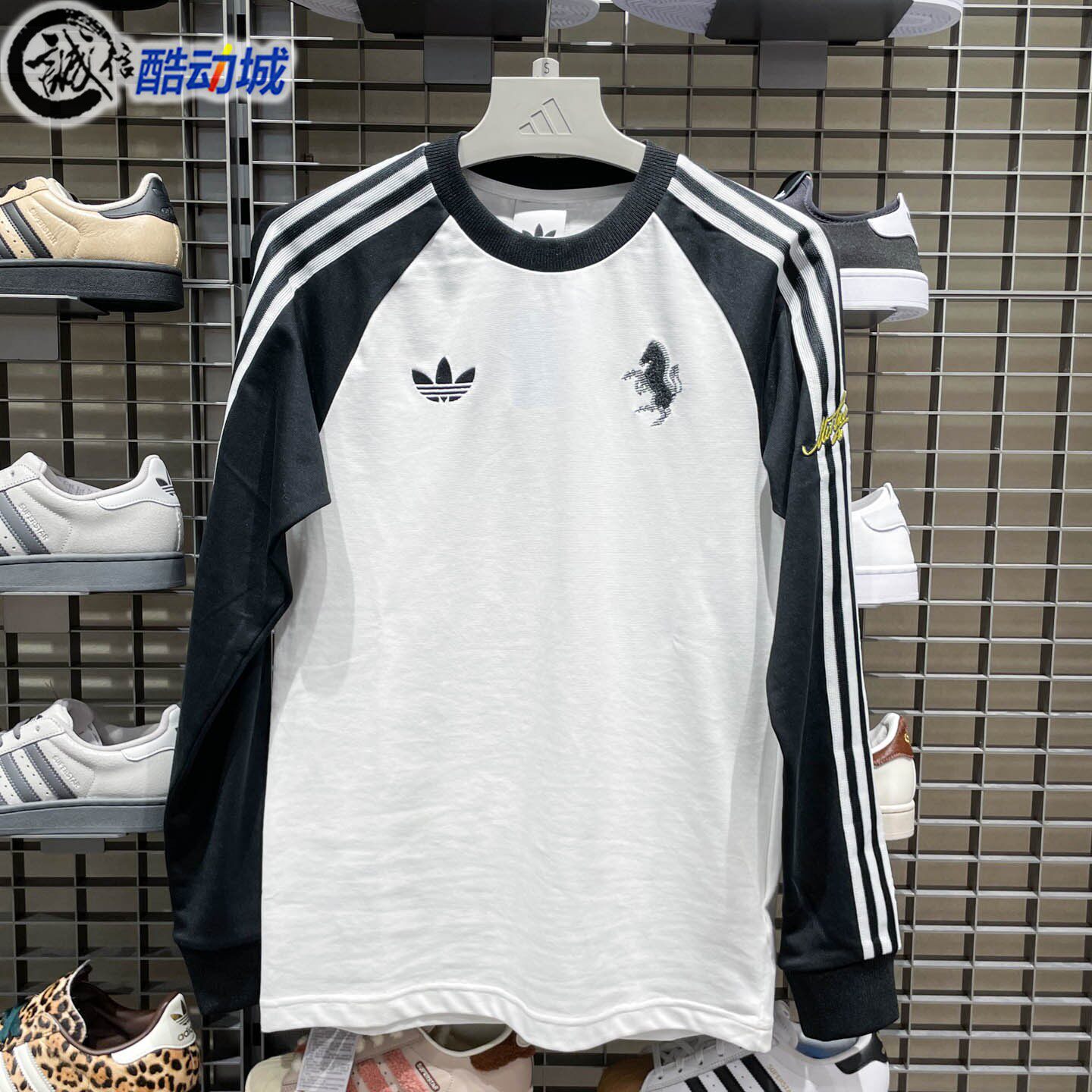 阿迪达斯三叶草男子2026春季日常休闲修身圆领长袖运动T恤 KB4456