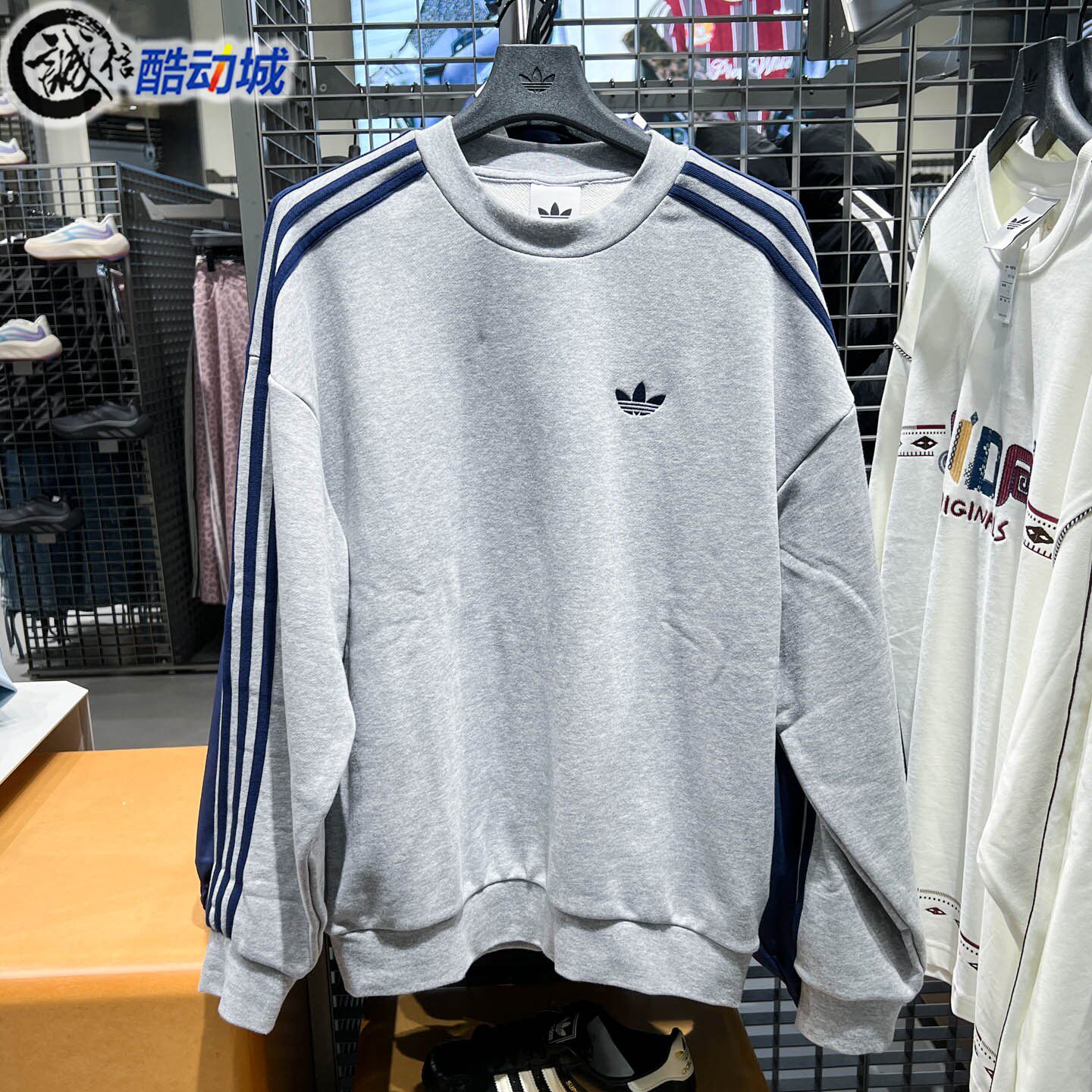 阿迪达斯三叶草男子2026年冬季休闲篮球风宽松运动套头卫衣KX5806