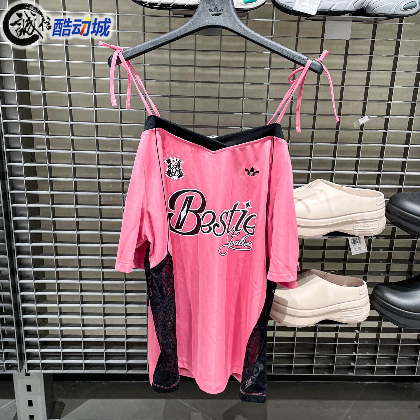 阿迪达斯三叶草女子2026夏新款时尚露肩吊带球衣风短袖T恤 KU4757