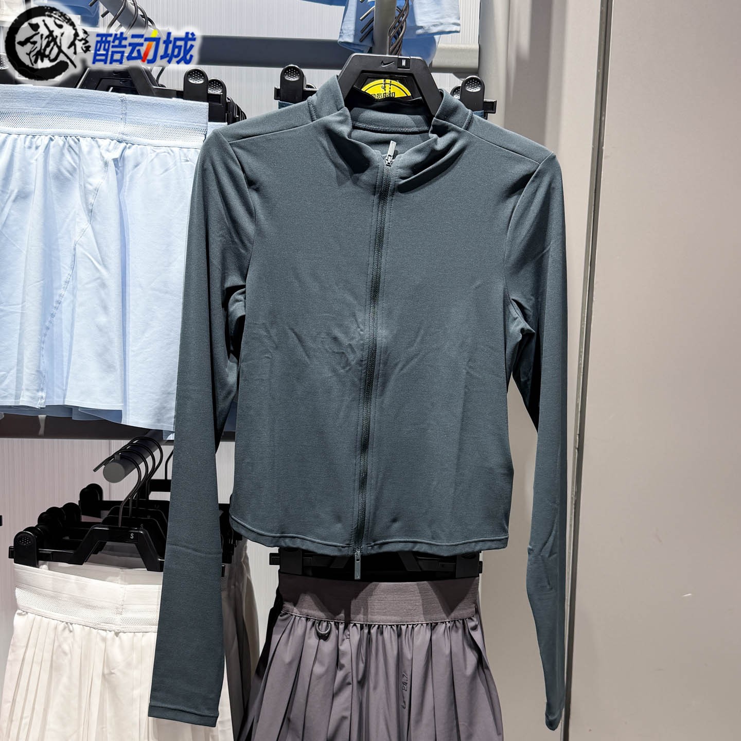 耐克女子2025冬新款Dri-FIT速干全长拉链开襟长袖上衣 FV7424-390