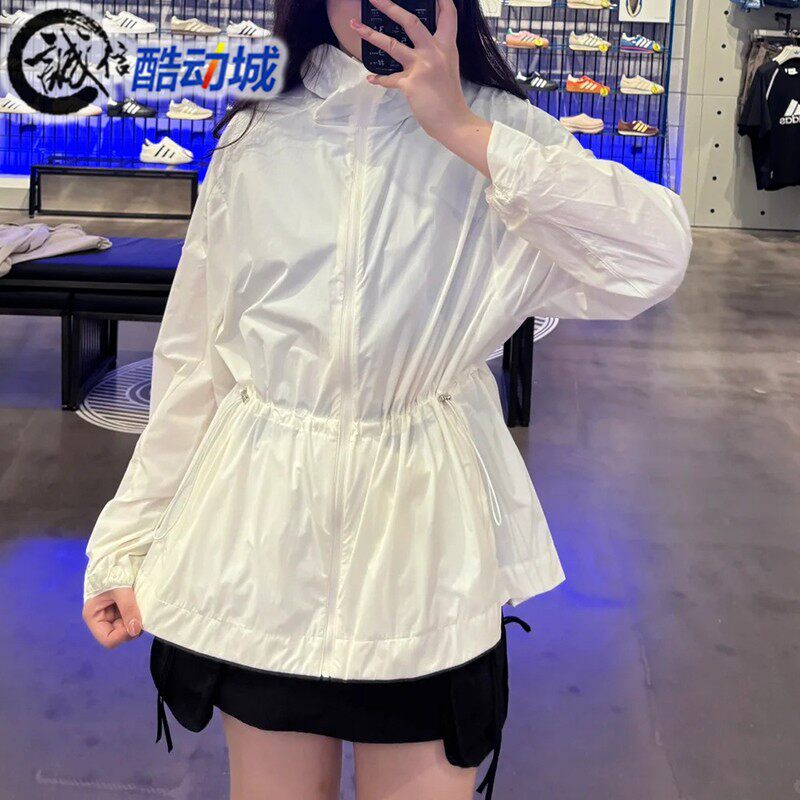 阿迪达斯女子轻肤感防晒UPF100+凉感拒水防泼连帽风衣外套 JM8828