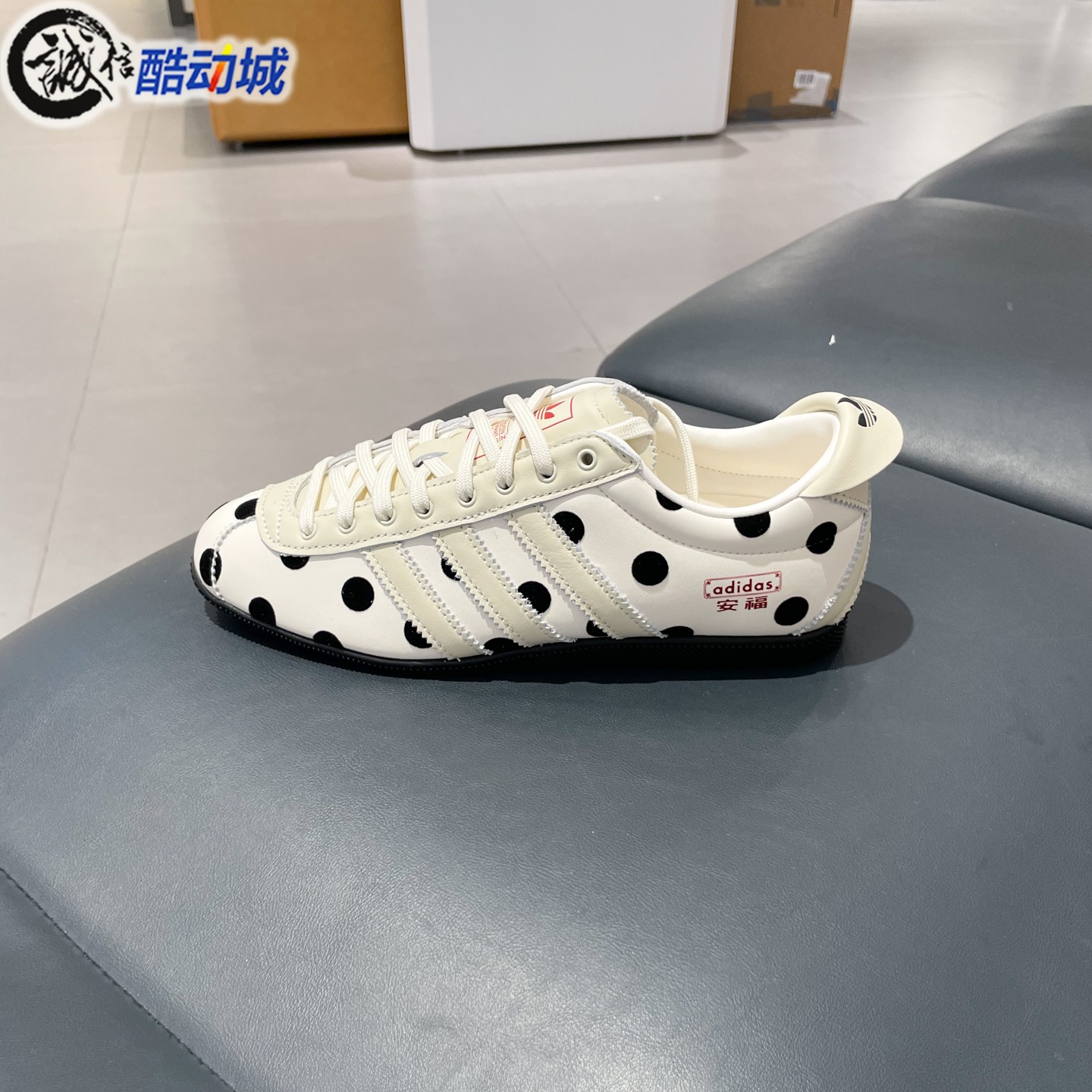 阿迪达斯三叶草女子2026年秋新款经典波点休闲薄底鞋T头鞋 LA1363