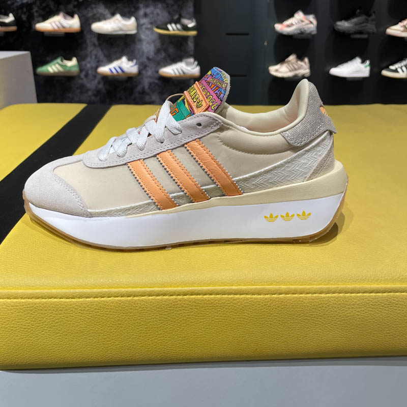 阿迪达斯三叶草女子休闲运动鞋