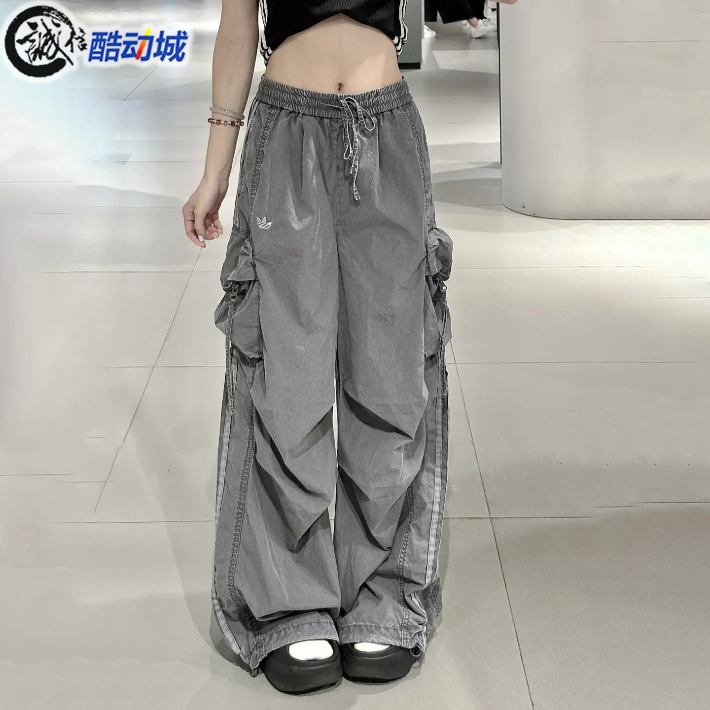 阿迪达斯三叶草女子做旧工装裤