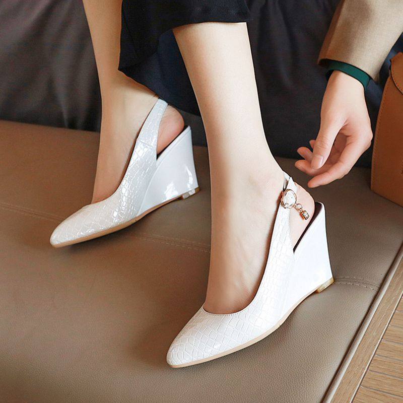 2020春夏新款尖头坡跟凉鞋大小码后绊带高跟鞋40-43亮皮女鞋韩版
