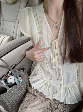 钱美西 凉感勾花蕾丝拼接飞袖V领白色衬衫女夏镂空压褶显瘦小衫