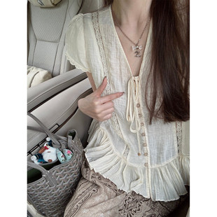 钱美西 凉感勾花蕾丝拼接飞袖V领白色衬衫女夏镂空压褶显瘦小衫