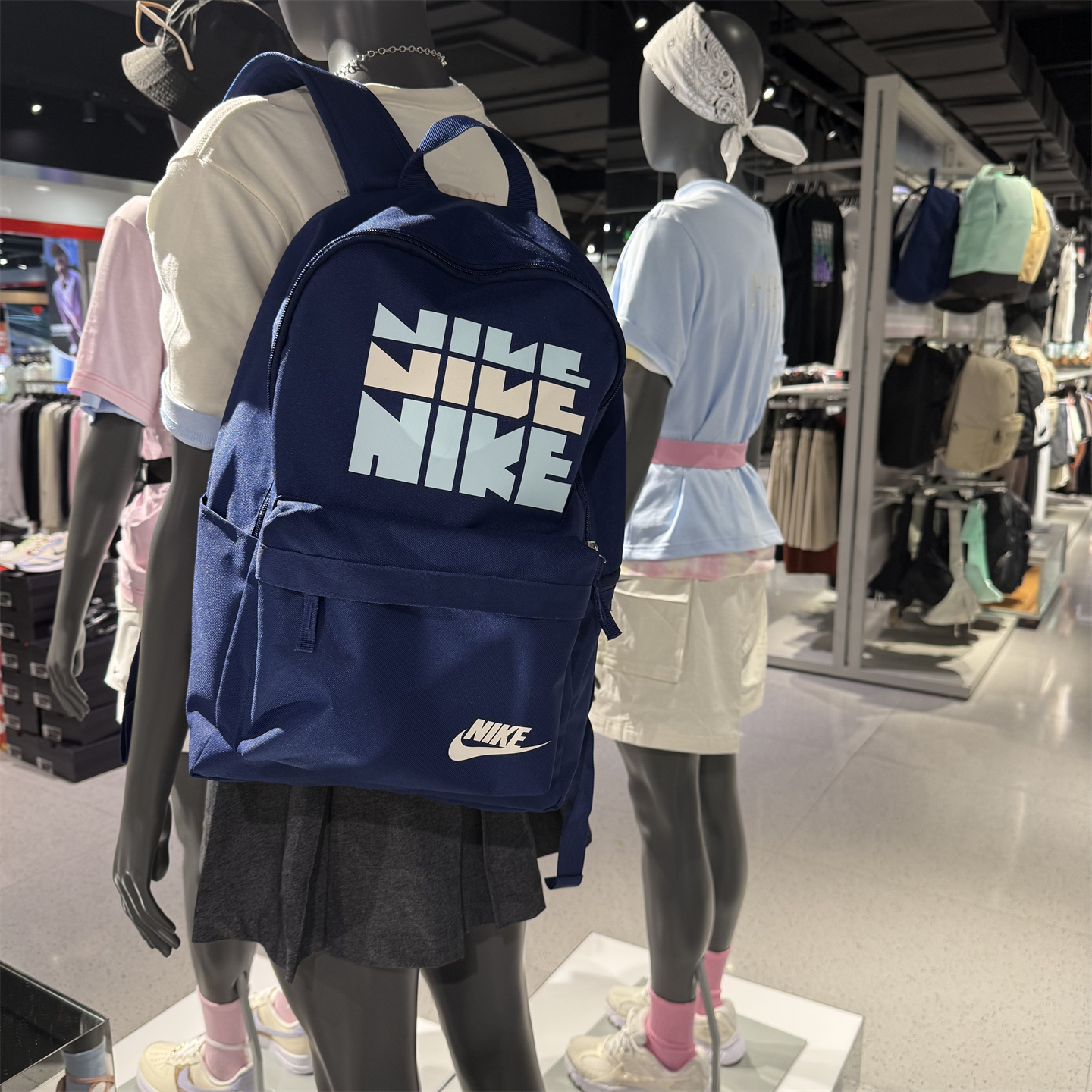 Nike耐克男女双肩背包运动休闲电脑包轻便旅游通勤学生书包HV6614