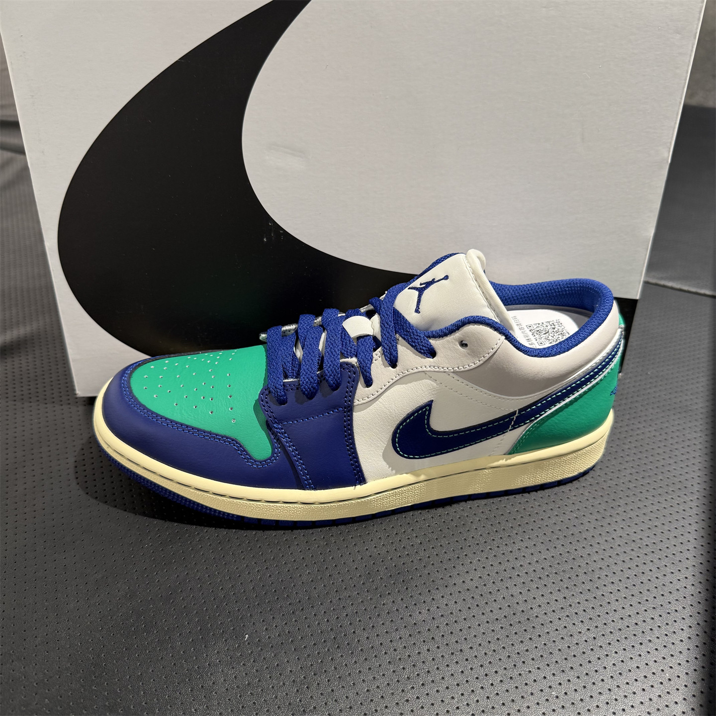 正品NIKE耐克AJ1男子运动滑板鞋Jordan春秋轻便休闲鞋553558-147