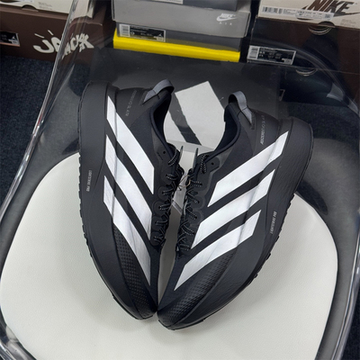 阿迪达斯女款防滑耐磨缓震跑鞋