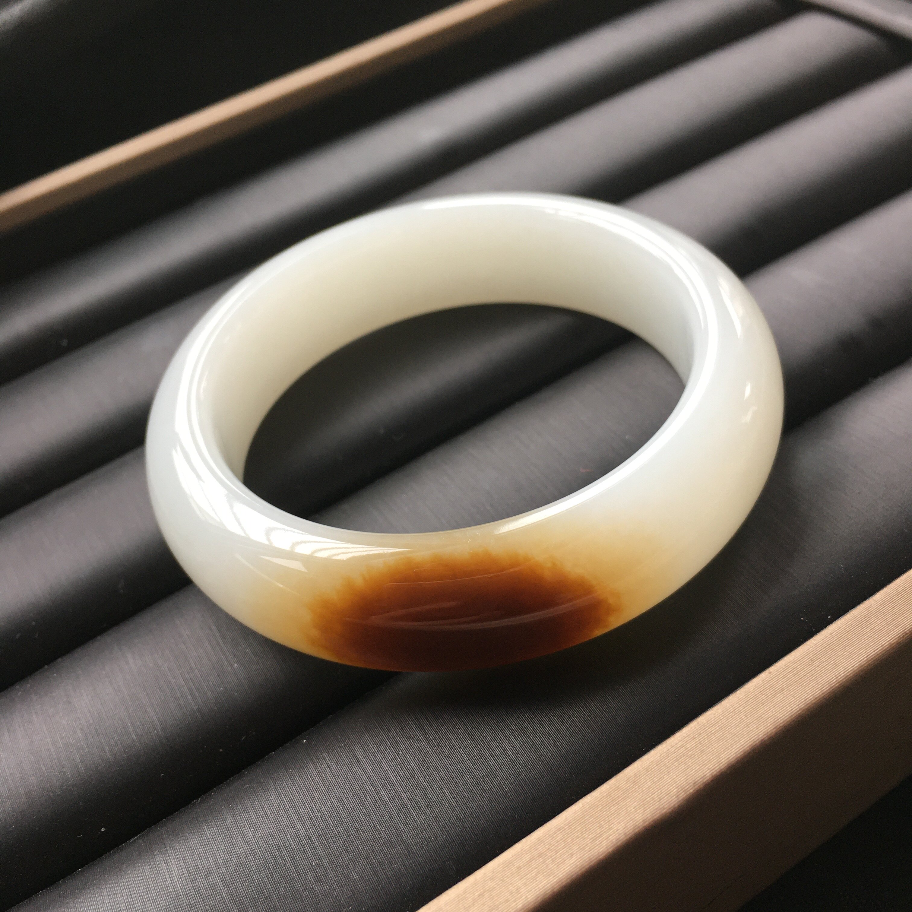 玉韵传说 新疆且末料和田玉糖白羊脂白玉手镯内径：52mm 带证书