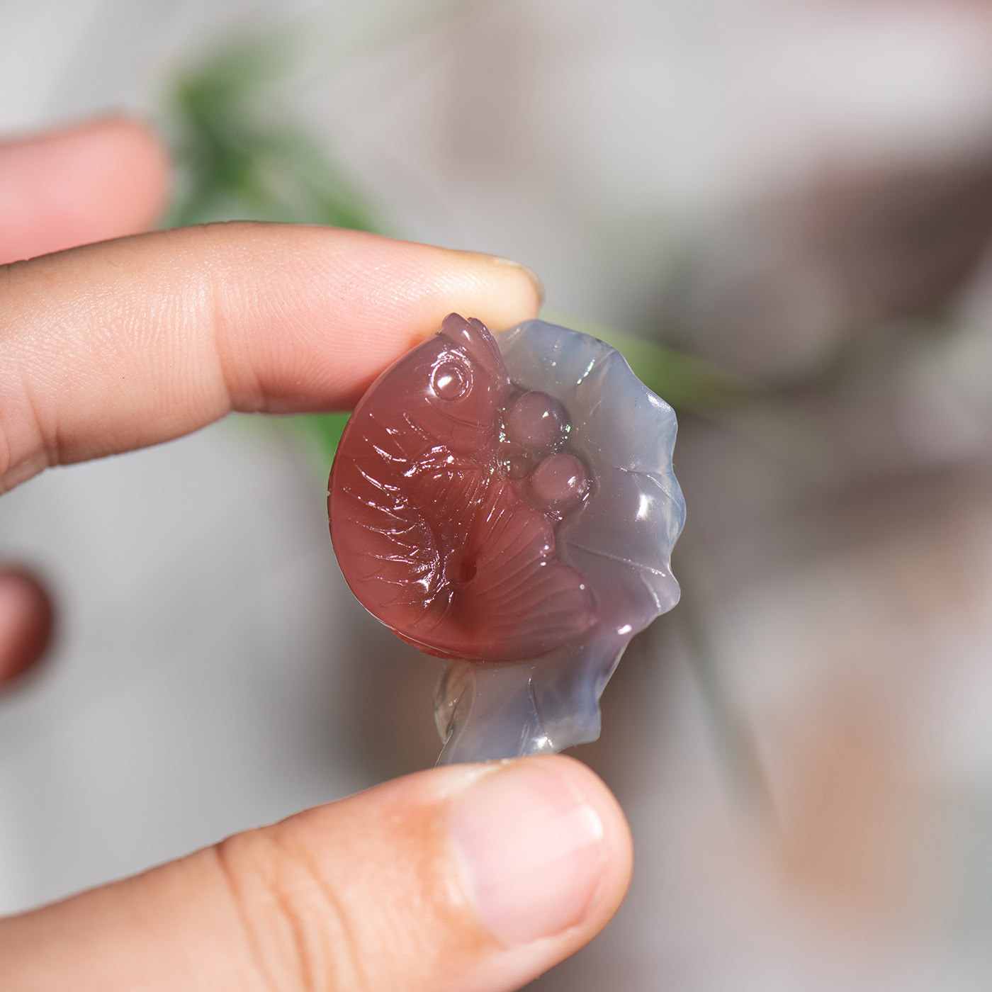 天然绯红玛瑙巧雕连年有余吊坠