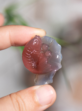 天然绯红玛瑙巧雕连年有余吊坠