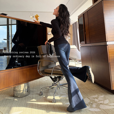 洋气新店REDMEMORY曼妙曲线  时髦有范 自带长腿特效喇叭牛仔裤