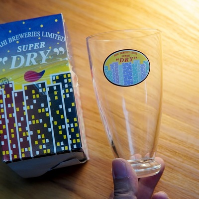 日本Asahi SUPER DRY朝日啤酒玻璃杯 冷变色城市图案矮脚酒杯带盒
