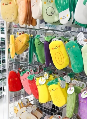 满38元包邮日本daiso可爱茄子胡萝卜毛绒水果蔬菜笔收纳袋笔袋