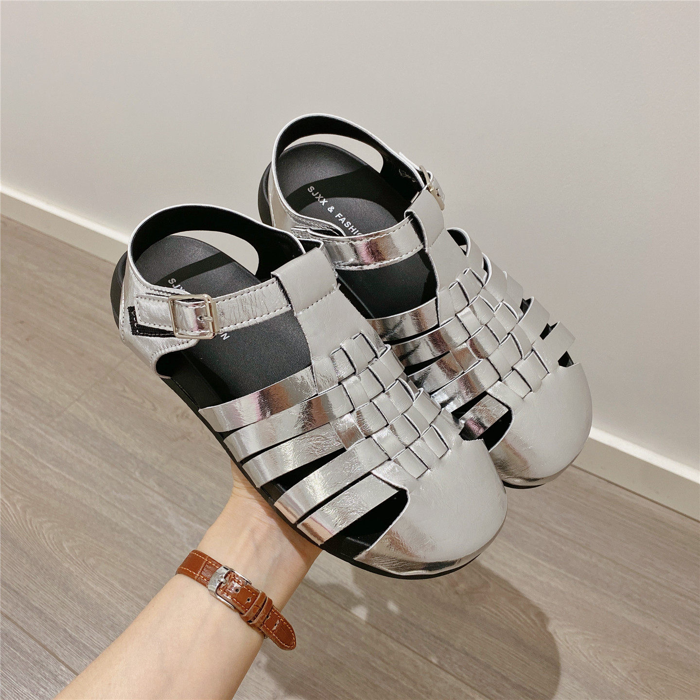 复古银色包头镂空搭扣平底凉鞋女夏2026新款韩版百搭透气罗马鞋女