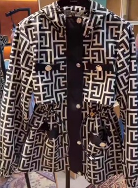 黑色休闲连帽冲锋衣外套秋季2026新款爆款美拉德穿搭夹克收腰上衣