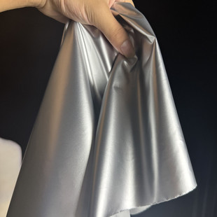 光泽亮面银色仿皮布料鲸鲨鱼皮丝滑质感金属银膜羽绒服面料