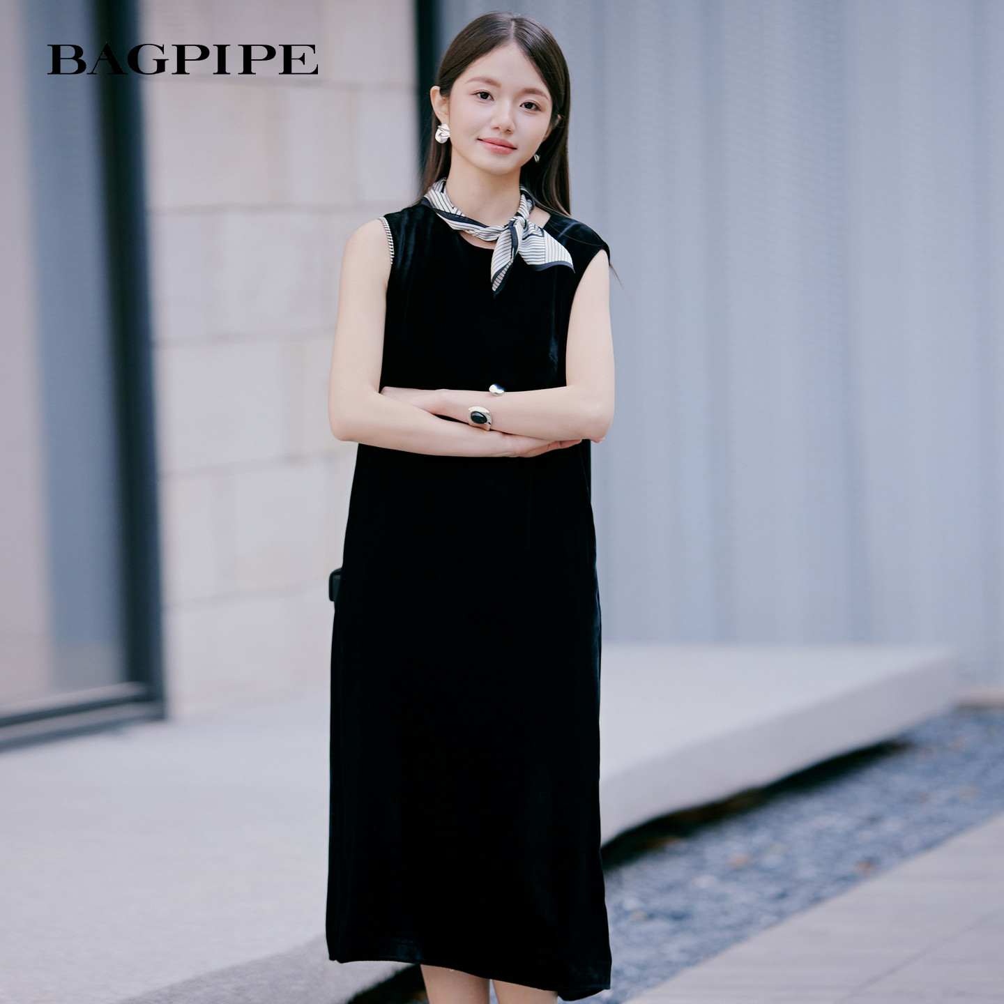 风笛2026秋季新款丝绒无袖连衣裙女圆领宽松直筒中长款气质丝绒裙