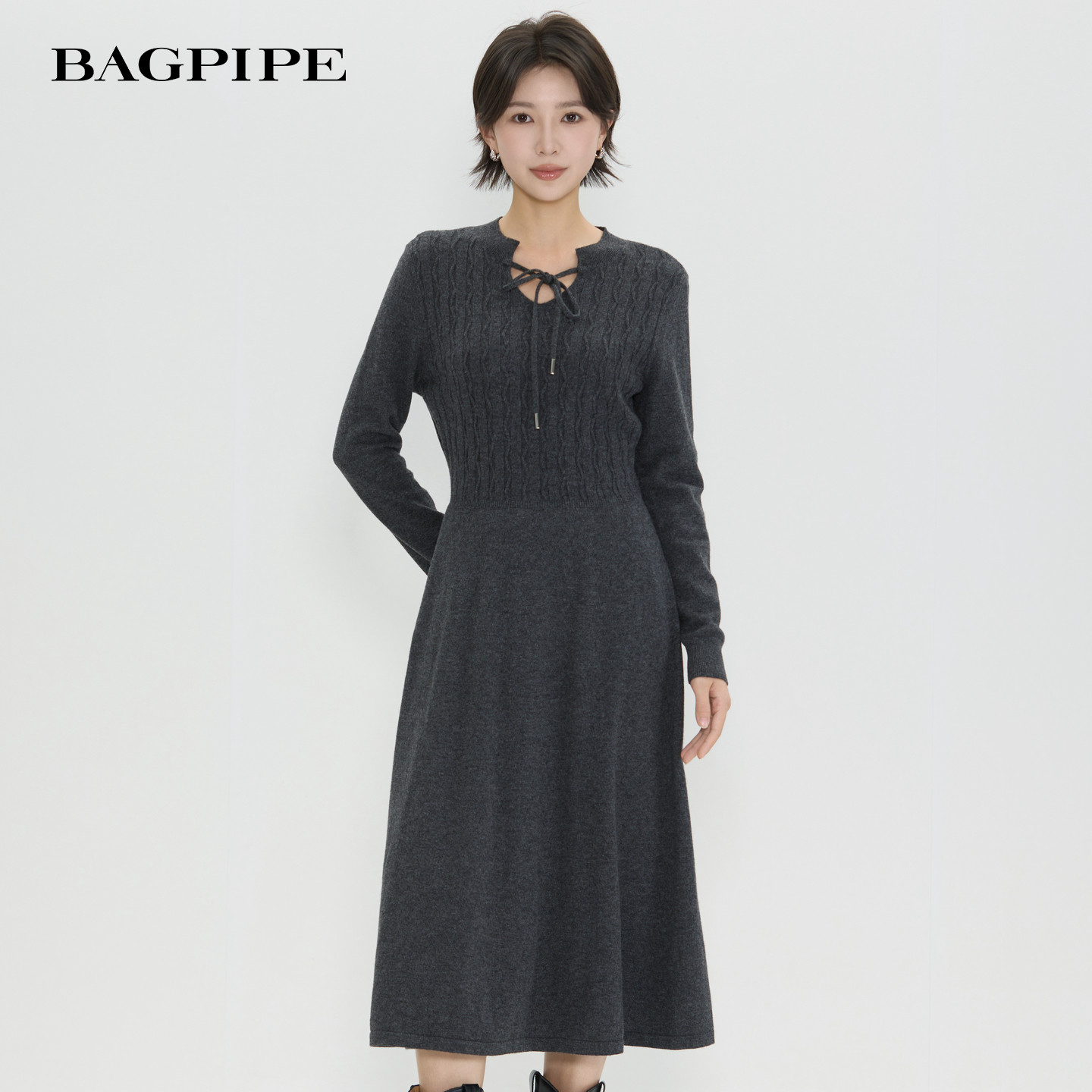 风笛2025冬季新款100绵羊毛长袖毛衣裙V领系带拼接麻花针织连衣裙
