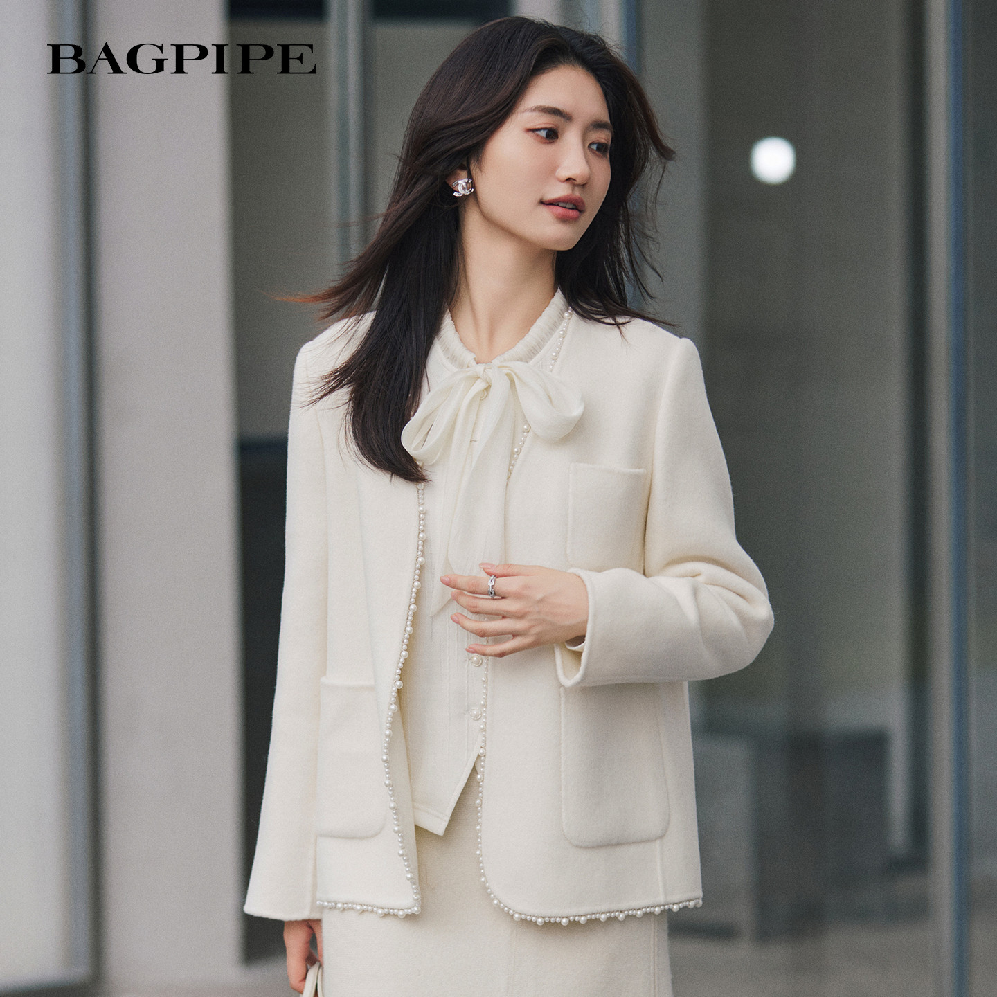 风笛2025冬季新款绵羊毛v领毛呢外套女时尚简约通勤短款西装大衣