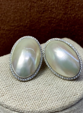 《秋天的童话》椭圆白色海水马贝耳钉，搭配锆钻S925银，16*23mm