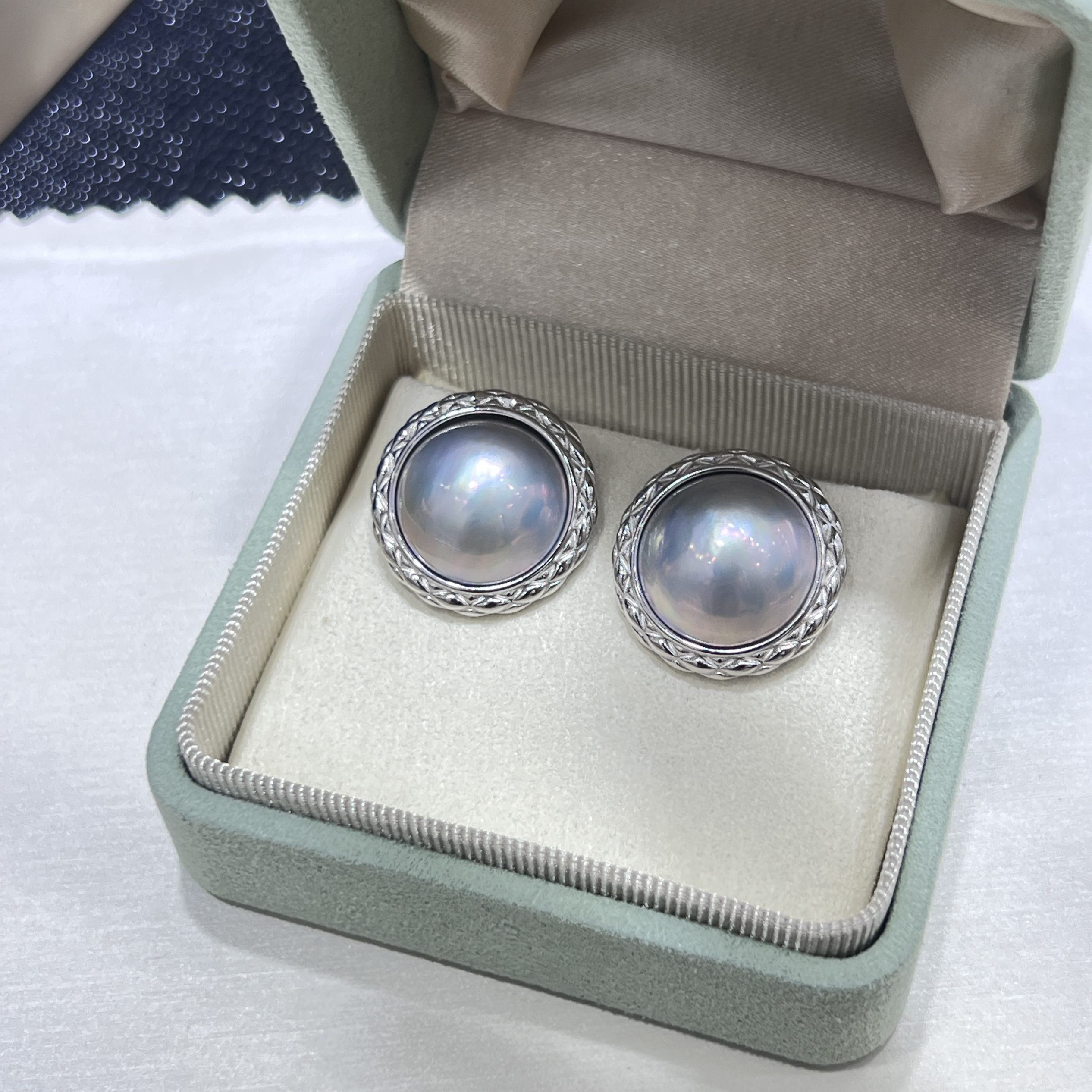 天空之境铂金灰海水马贝珍珠小香菱格纹S925银耳钉15-16mm优雅