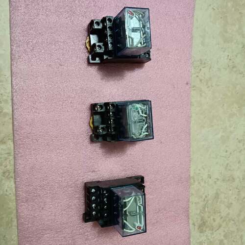 可议价omRn继电器，LY4N一J，220V，成色如图，有19个。
