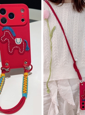 新年红色喜庆小马适用iphone17手机壳本命年苹果16promax新款13高级14手拎16plus腕带15Pro斜挎背带挂绳挂脖