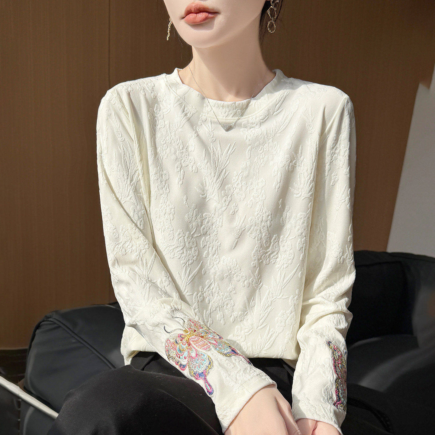 新中式肌理感提花圆领针织衫女春季新款显瘦国风袖口刺绣打底上衣