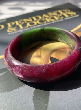 鸽血红透体猫眼红宝石半红半绿