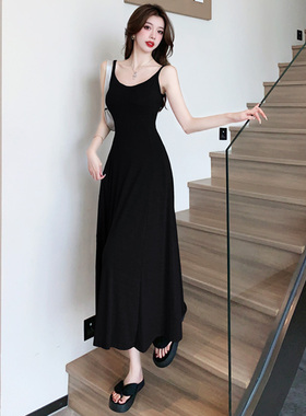 2025新款黑色大摆吊带连衣裙女夏季法式纯欲胸垫收腰气质垂感长裙